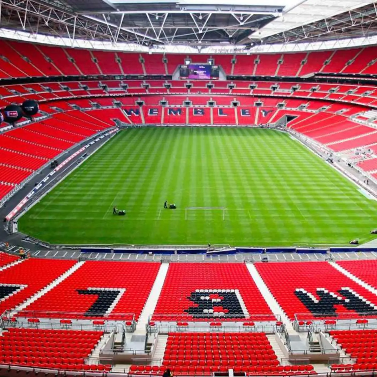 Player making a sharp cut on PROYECTOS JVM, demonstrating agility and field responsiveness.